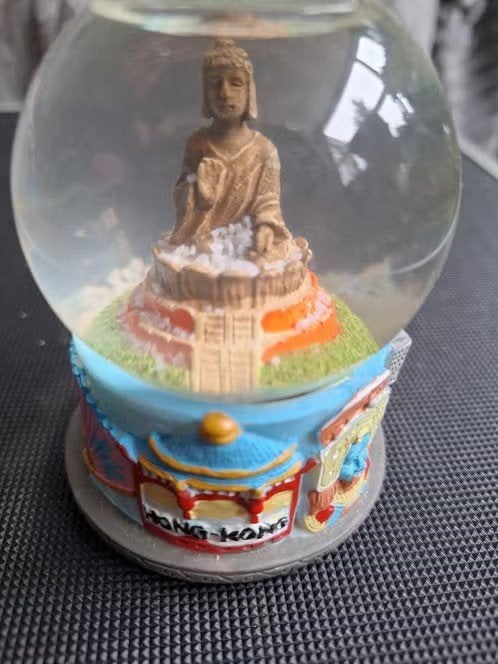 Sneeuwbol boeddha Hong Kong h, Verzamelen, Beelden en Beeldjes, Ophalen of Verzenden, Zo goed als nieuw, Religie
