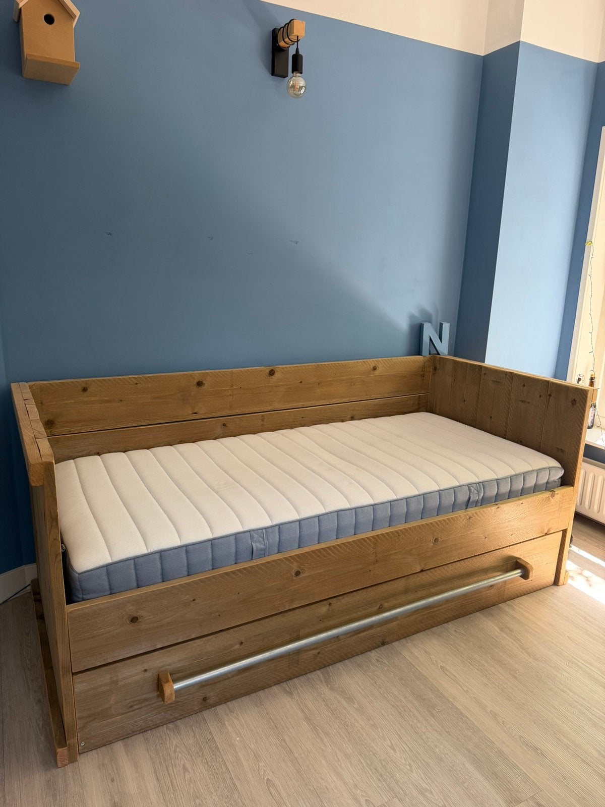 Steigerhouten bed met onder lade met matras, Ophalen, 85 tot 100 cm, Zo goed als nieuw, Matras