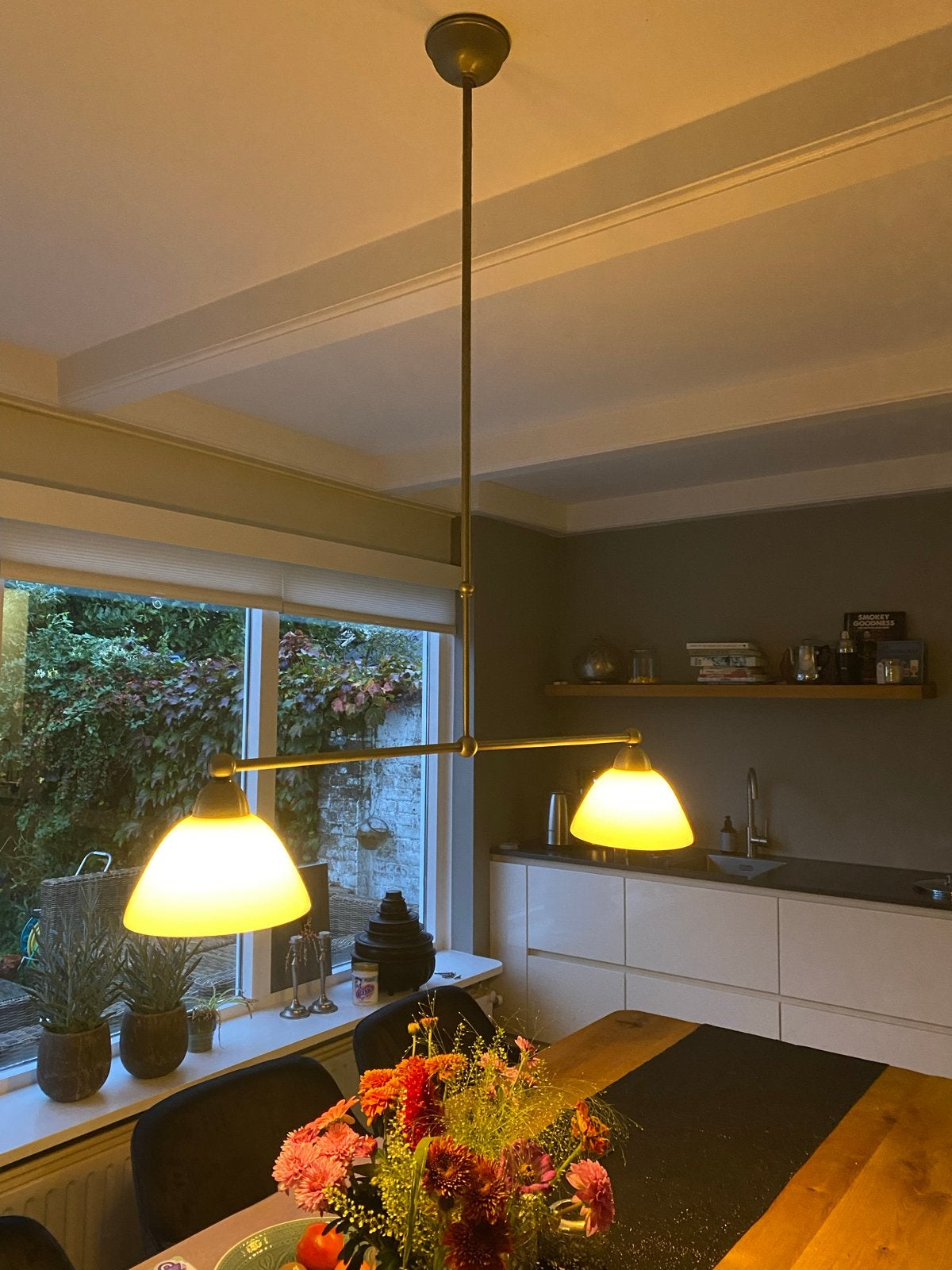 Vintage Hanglamp met Twee Melkglazen Kappen, Ophalen of Verzenden, Gebruikt, Metaal, E27 (groot)