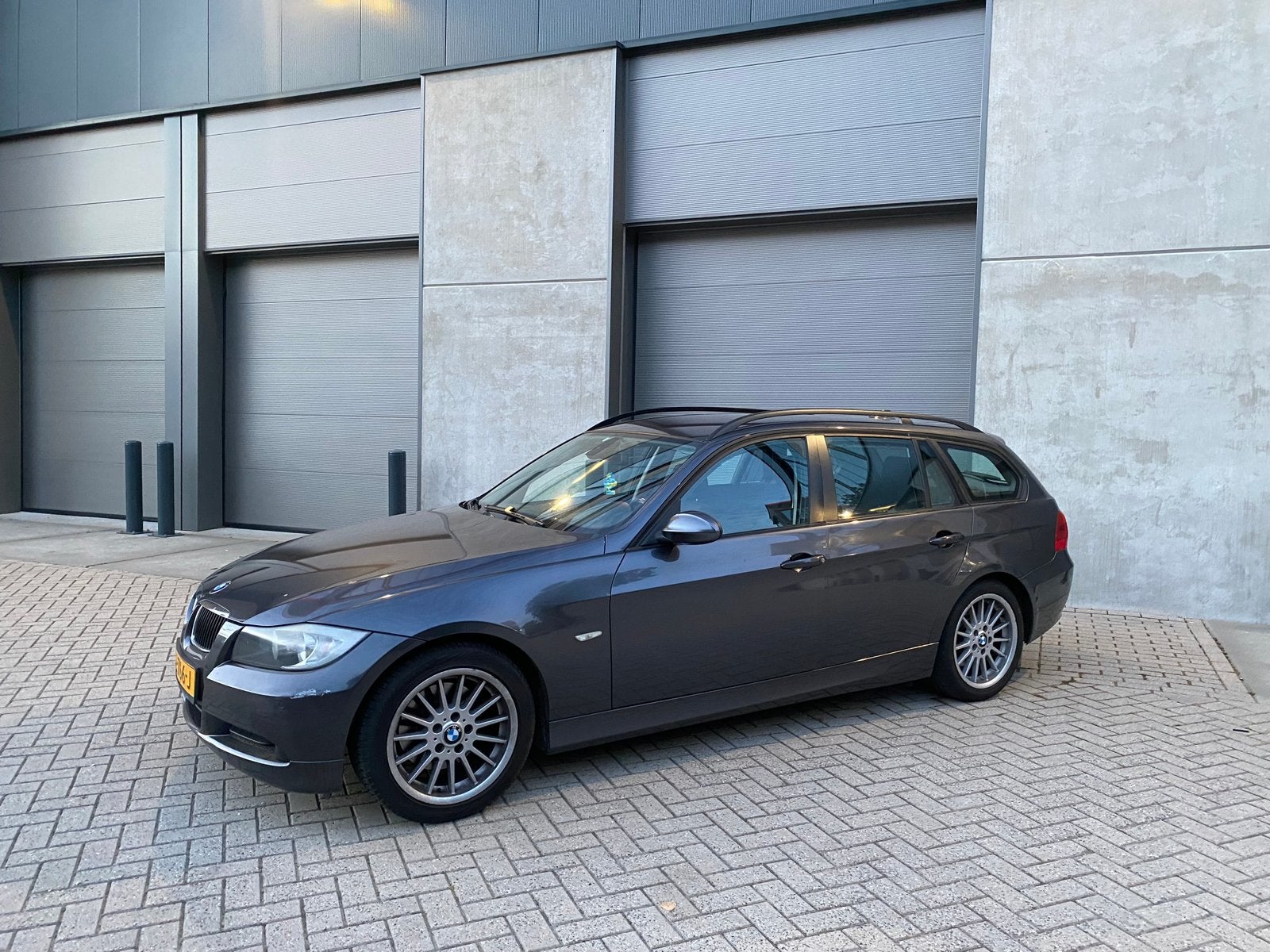 Grijze BMW 3-Serie 318i E90 Touring Automaat/Benzine/APK/AC!, Auto's, BMW, Automaat, 1995 cc, 1435 kg, Grijs