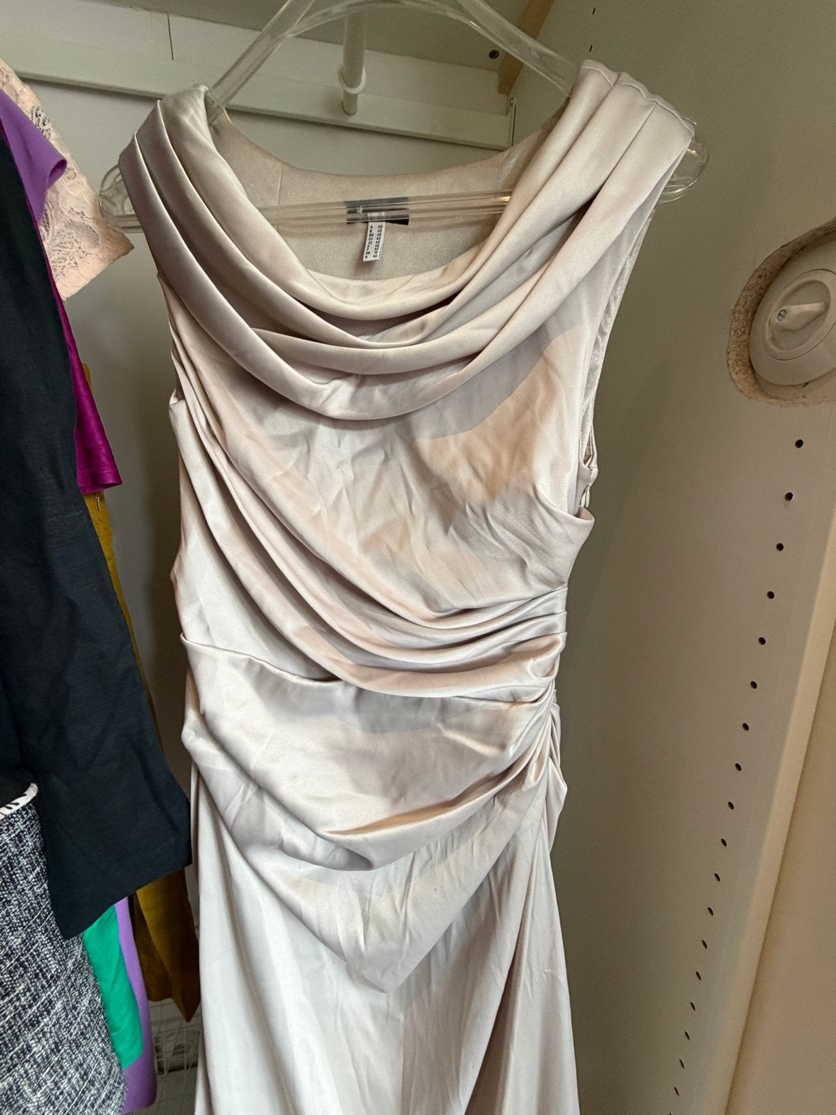Mariposa Elegante champagnekleurige avondjurk met draperie, Kleding | Dames, Jurken, Beige, Zo goed als nieuw, Onder de knie, Ophalen