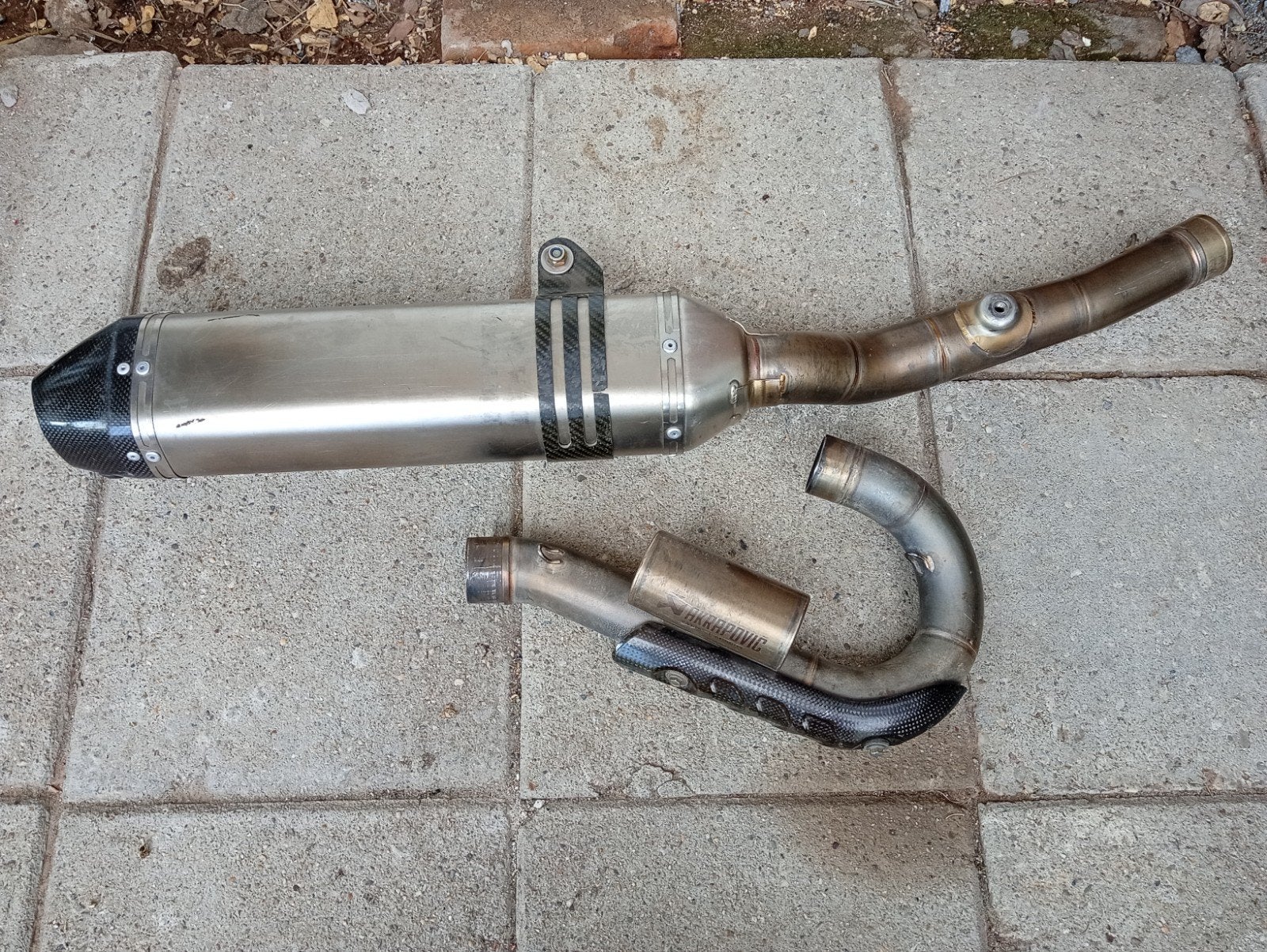Akrapovic uitlaat compleet met carbon kleine beschadiging, Ophalen of Verzenden, Gebruikt