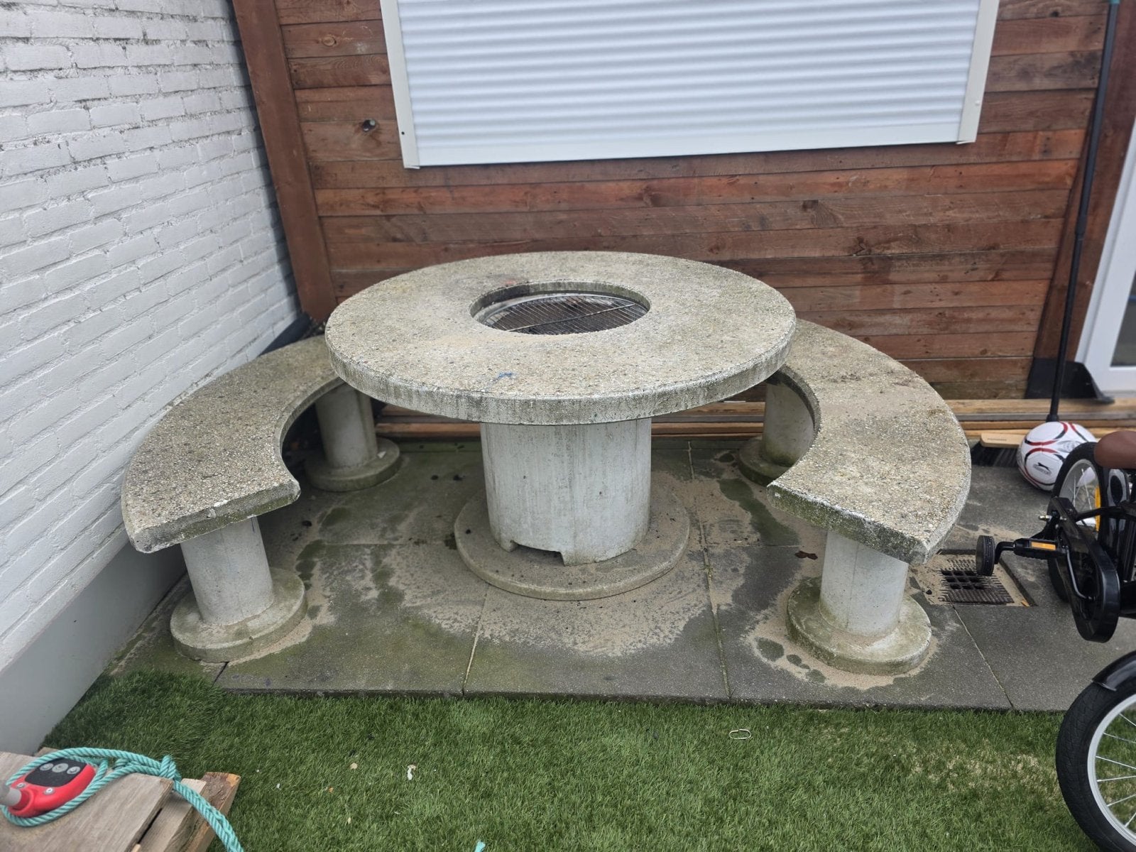 Gratis afhalen Robuuste betonnen BBQ tuintafel met bankjes, Ophalen of Verzenden, Gebruikt, Houtskool, Vrijstaand