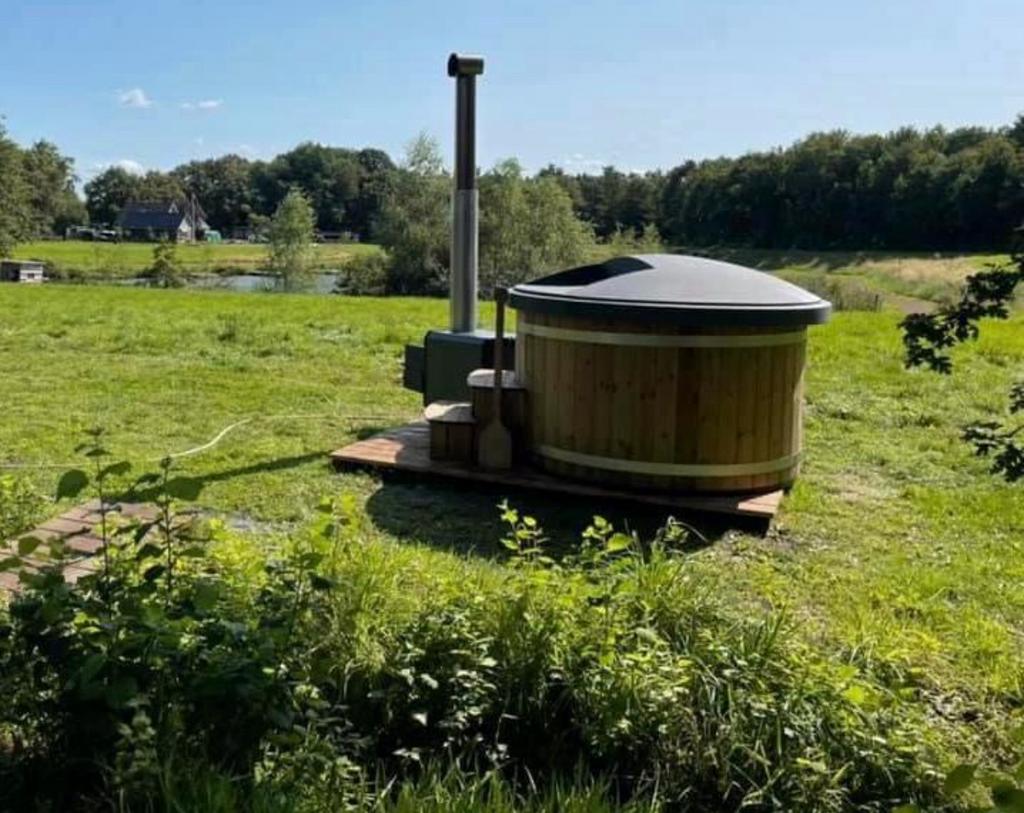 HOUTGESTOOKTE HOTTUBS TE HUUR – 6-PERSOONS JACUZZI, Ophalen of Verzenden, Zo goed als nieuw