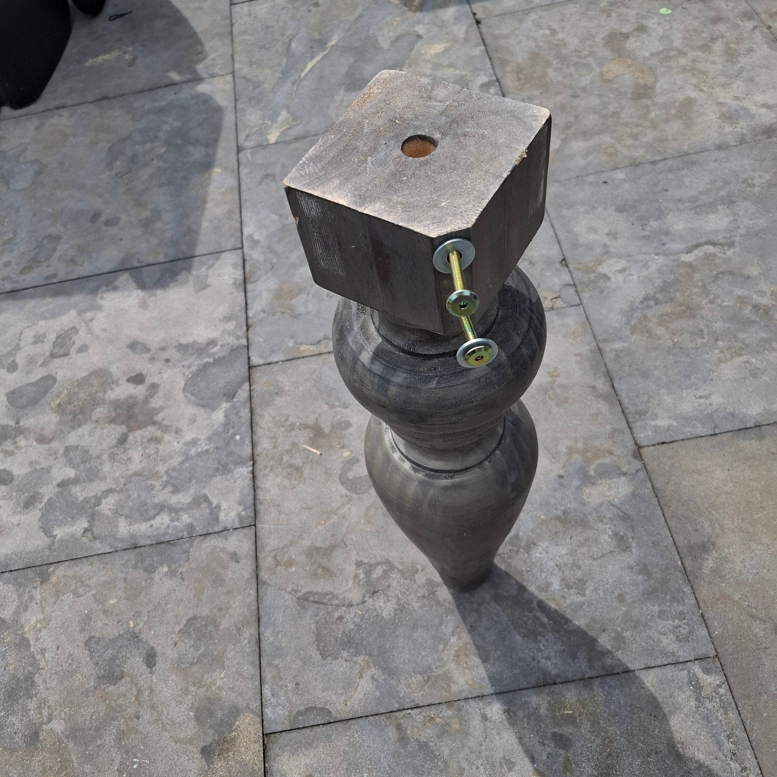 4 gedraaide houten bolpoten. Kleur grijs .76cm. Hoog, Ophalen, Nieuw