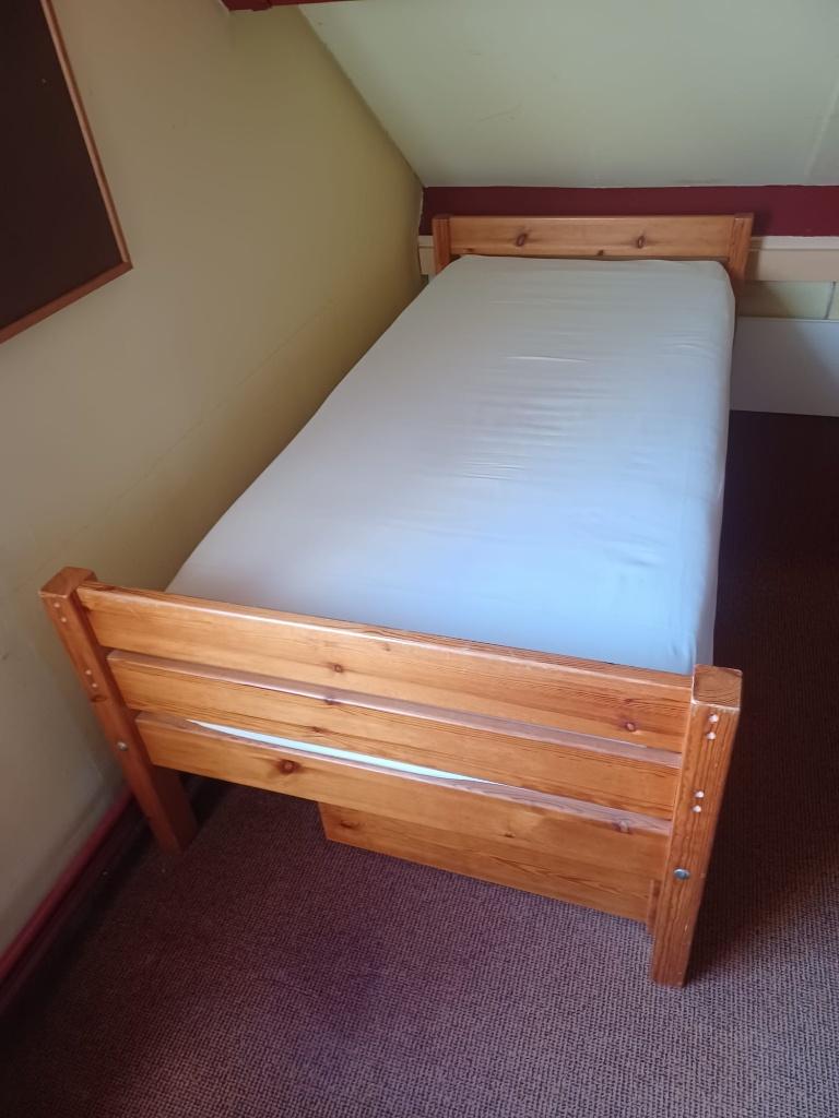 Stevig 1p houten bed 90x2.00, Huis en Inrichting, Slaapkamer | Bedden, Ophalen, Gebruikt, 90 cm, Eenpersoons