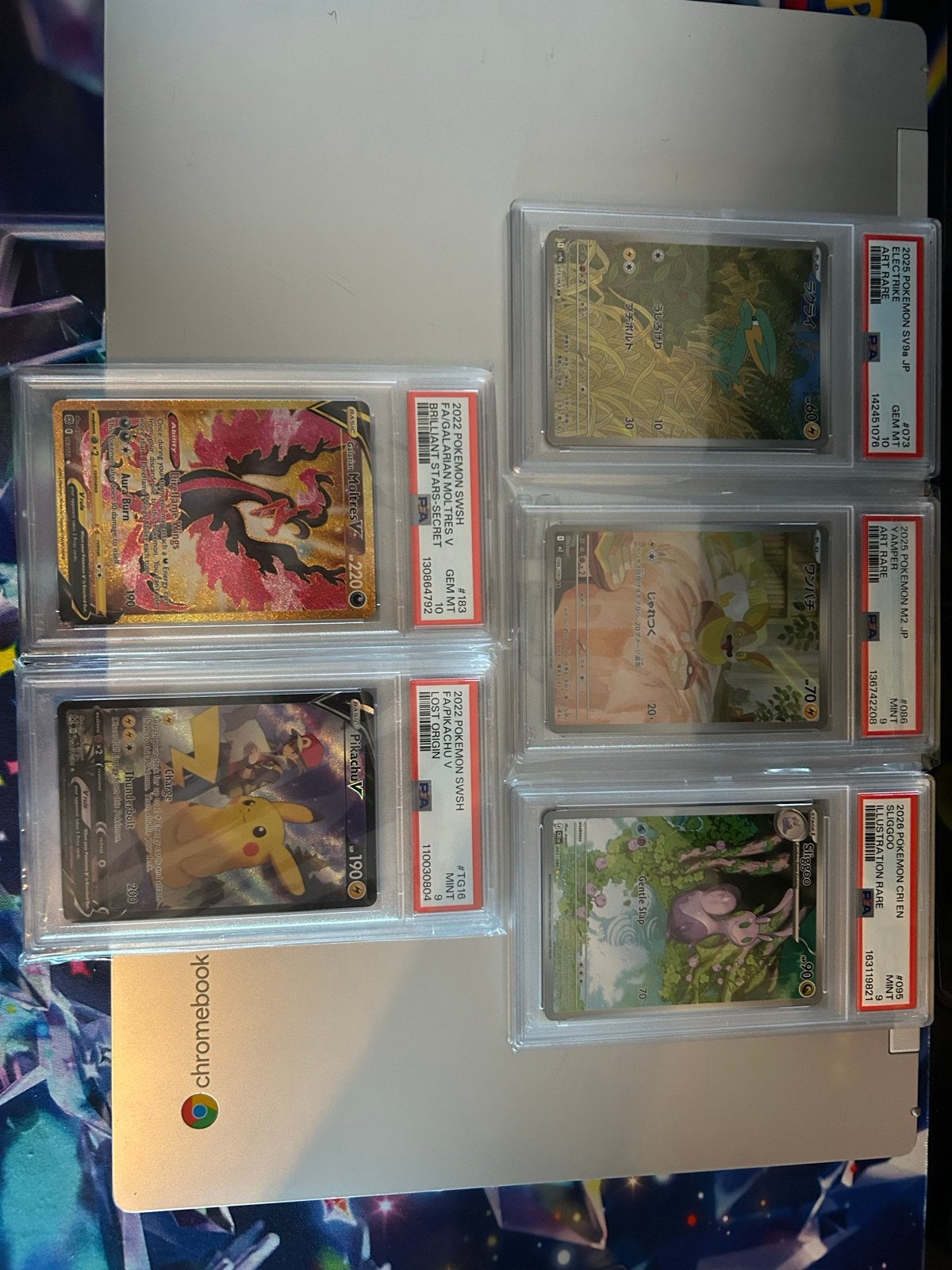Pokémon PSA Graded Kaarten - Moltres V, Pikachu V, Electrike, Ophalen of Verzenden, Zo goed als nieuw, Meerdere kaarten