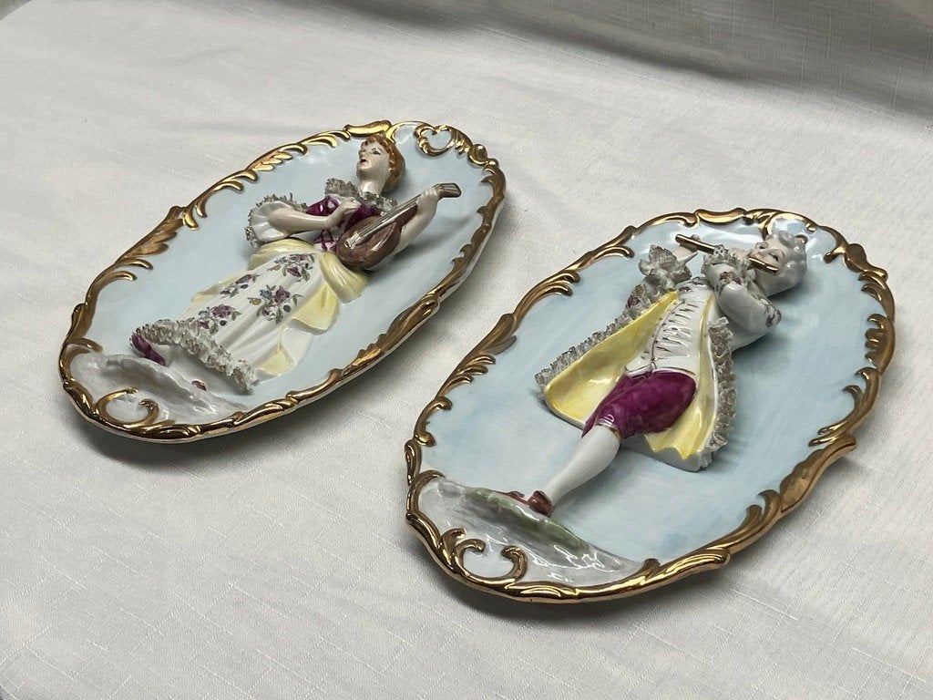 Porseleinen rococo wandplaquettes 2 muzikanten jaren '50-'60, Antiek en Kunst, Verzenden