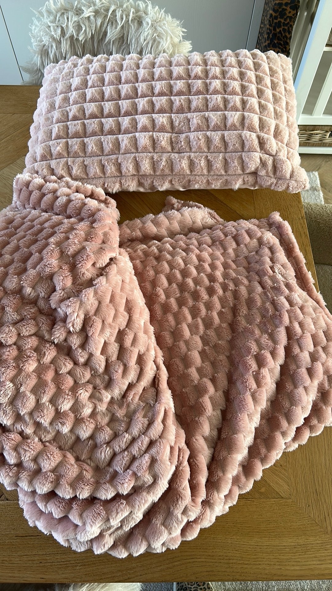 Roze kussen en plaid, Ophalen of Verzenden, Zo goed als nieuw, Roze, Vierkant