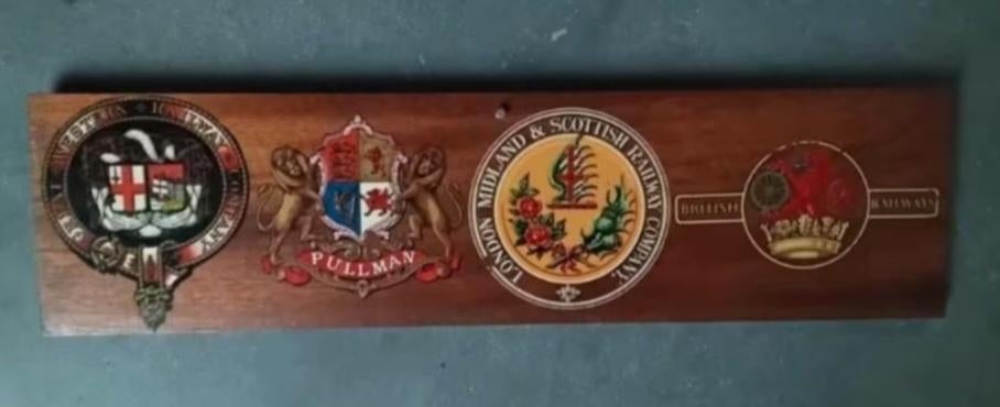 Houten bord met emblemen engelse railway companies, Ophalen, Zo goed als nieuw, Trein, Overige typen