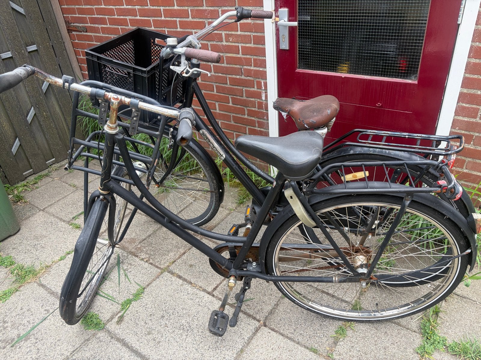 Twee gebruikte opknap transportfietsen met krat en rek, Fietsen en Brommers, Fietsen | Dames | Damesfietsen, Terugtraprem, Versnellingen