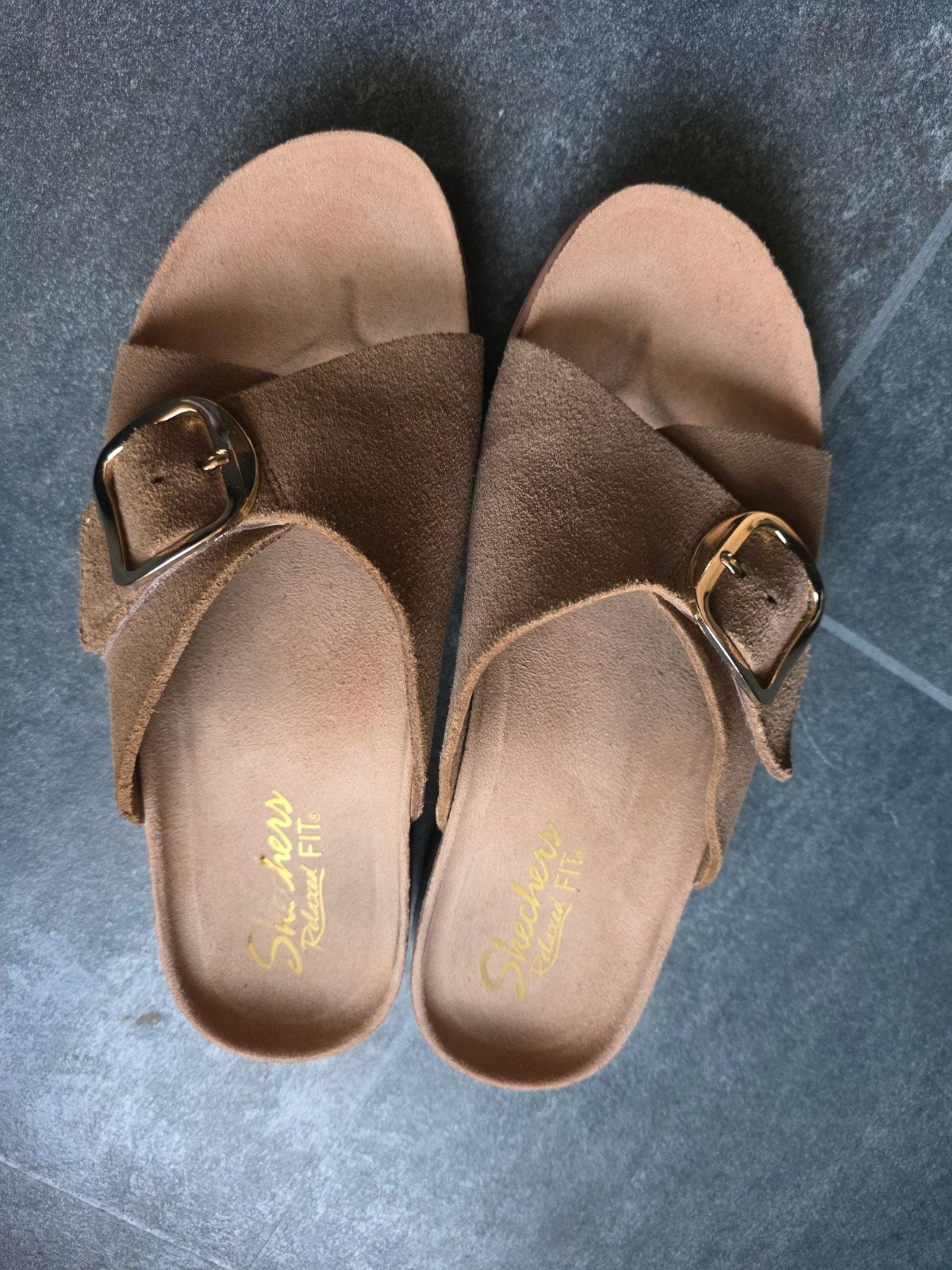 Te koop slippers skechers mt 40, Kleding | Dames, Schoenen, Ophalen of Verzenden, Zo goed als nieuw, Beige