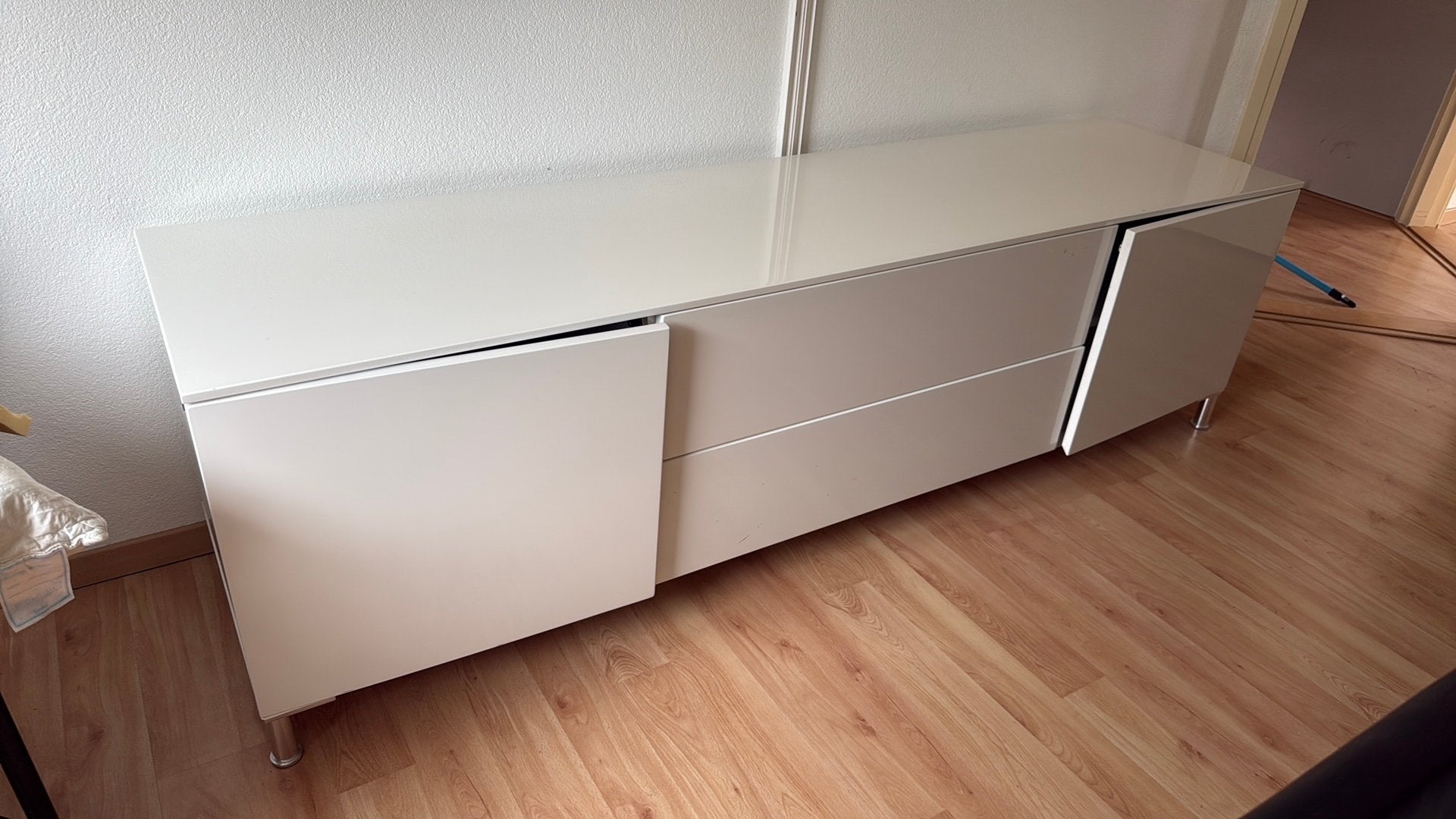 Hoogglans TV meubel met opbergruimte, Ophalen, Kunststof, Gebruikt, 150 tot 200 cm