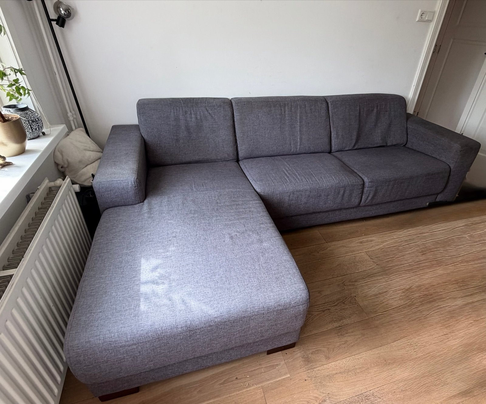 Gratis af te halen: Grijze hoekbank met loungegedeelte, Huis en Inrichting, Ophalen, 250 tot 300 cm, Gebruikt, Hoekbank