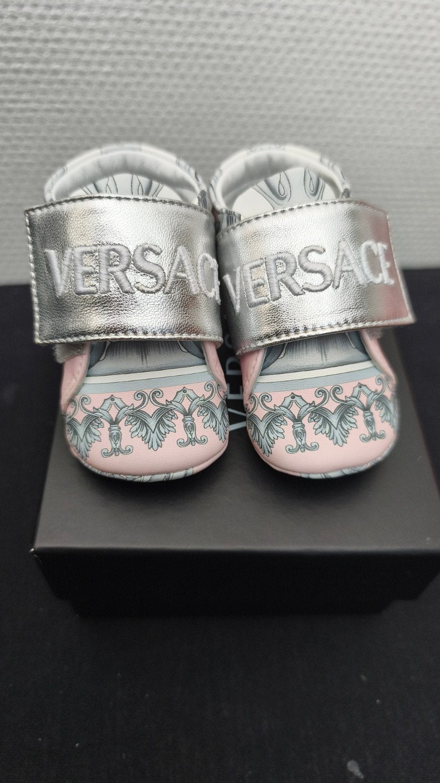 Versace babyschoentjes roze/zilver - Nieuw in doos, Ophalen of Verzenden, Nieuw, Versace, Meisje