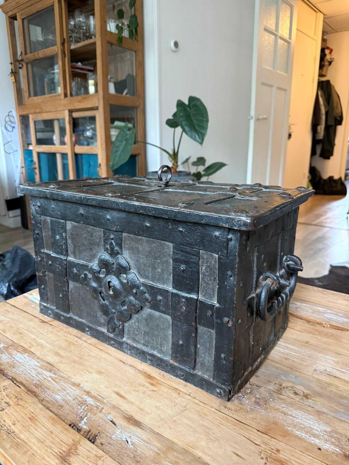Antieke ijzeren geldkist / Neurenberg / Armada strongbox, Antiek en Kunst, Ophalen
