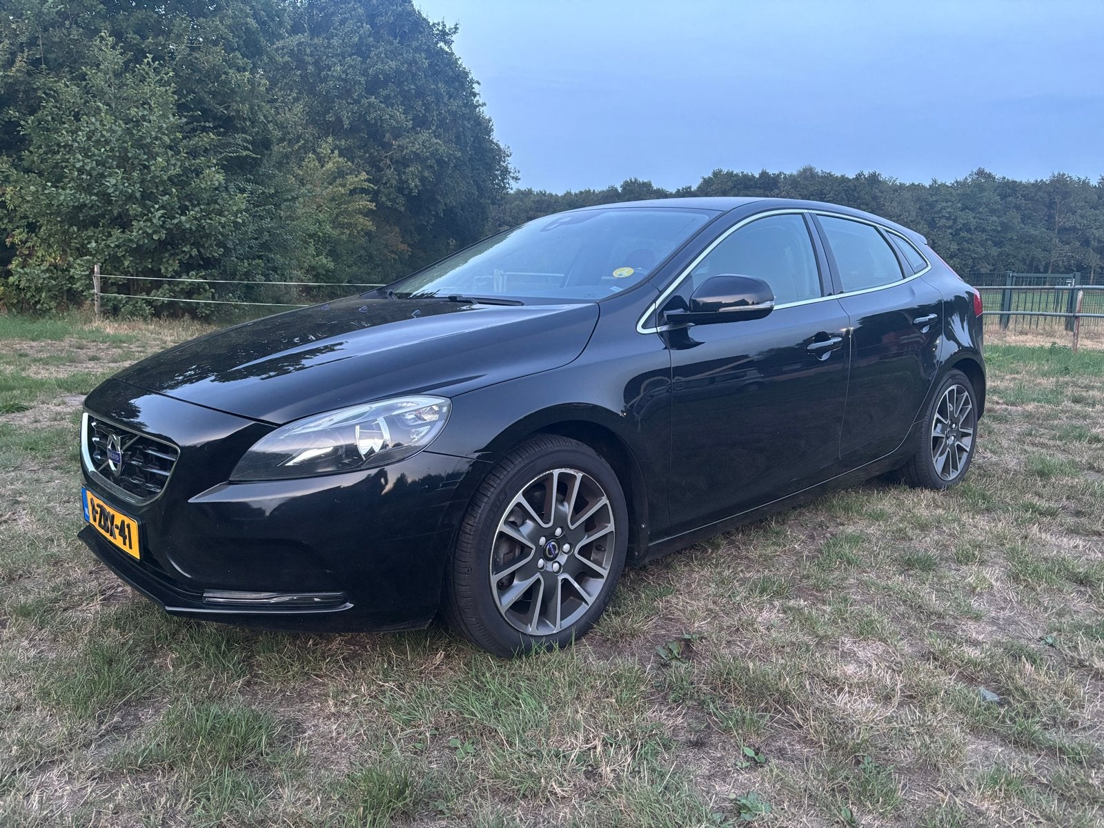 Volvo V40 2.0 D4 190PK 2014 Zwart, Auto's, Voorwielaandrijving, Zwart, Zwart, Particulier