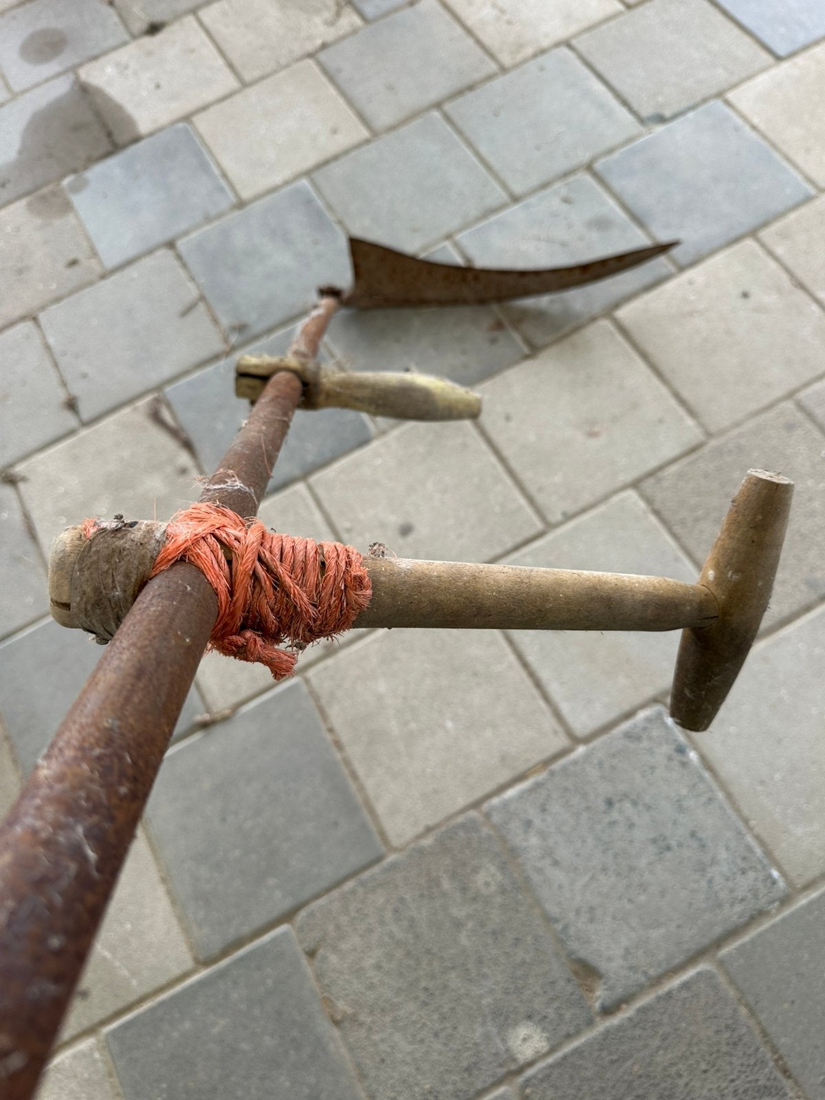 Antieke oude houten zeis met stalen blad, Ophalen