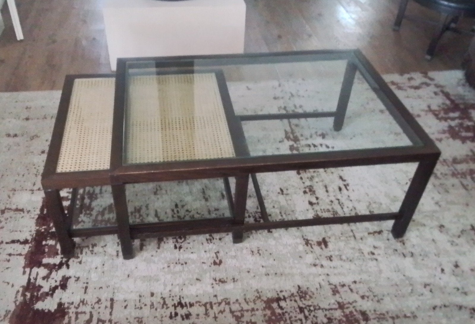 Elegante design set van 2 salontafels: hout, glas en rotan, Ophalen, Gebruikt, 50 tot 100 cm, Glas