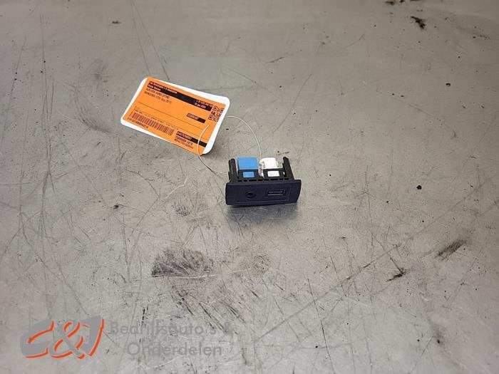AUX/USB aansluiting van een Mercedes Vito, Gebruikt, -, Ophalen of Verzenden, -