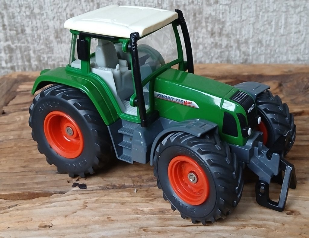 Fendt Favorit 716 Vario landbouwtractor, Hobby en Vrije tijd, Modelauto's | 1:32, Ophalen of Verzenden, Zo goed als nieuw, Tractor of Landbouw