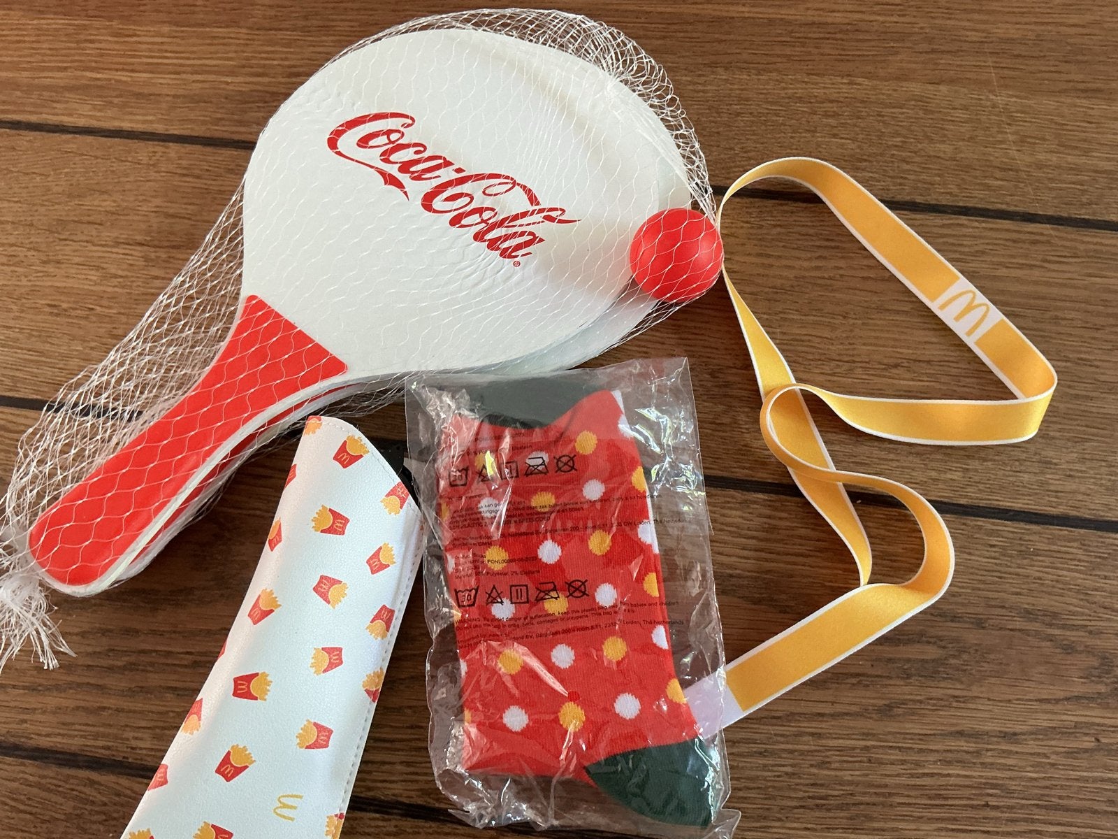 McDonald's & Coca-Cola zomerpakket: Zonnebril, Sokken, Ophalen of Verzenden, Nieuw, Overige typen