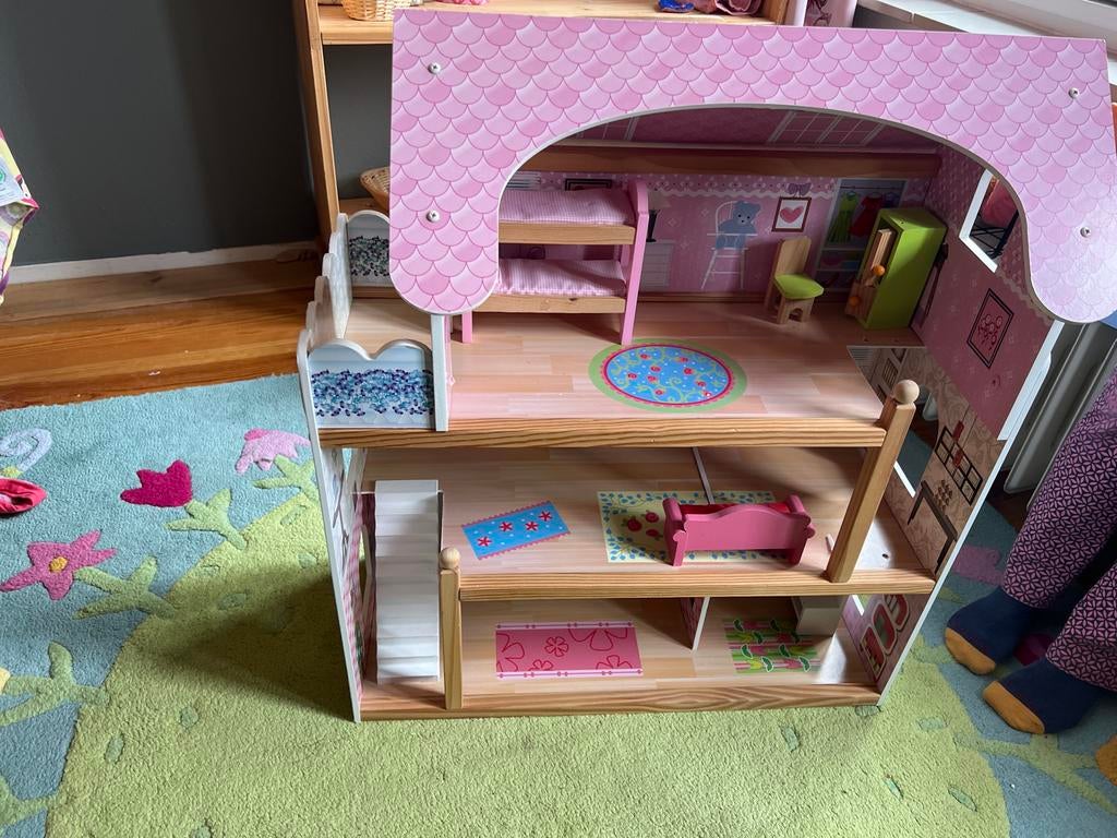 Groot houten poppenhuis met meubels, Ophalen of Verzenden, Gebruikt, Poppenhuis