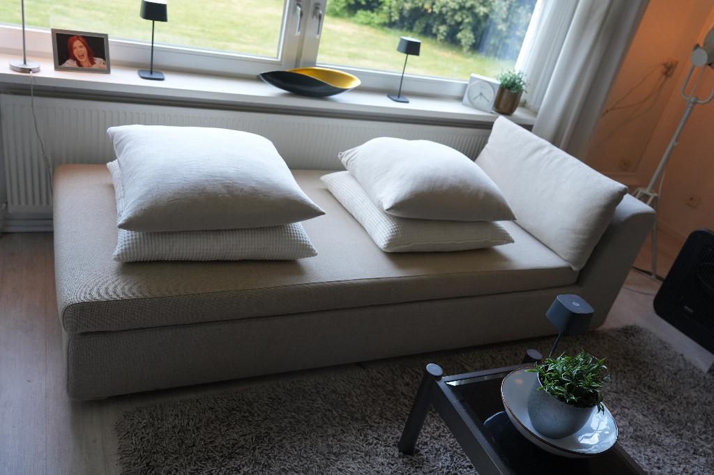 slaapbank in uitstekende staat maar twee maanden gebruikt, Huis en Inrichting, Slaapkamer | Slaapbanken, Ophalen, Crème, 90 cm