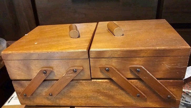 Vintage houten naaidoos met inhoud - 13 x 30 cm, Ophalen of Verzenden, Zo goed als nieuw, Knoop of Knopen