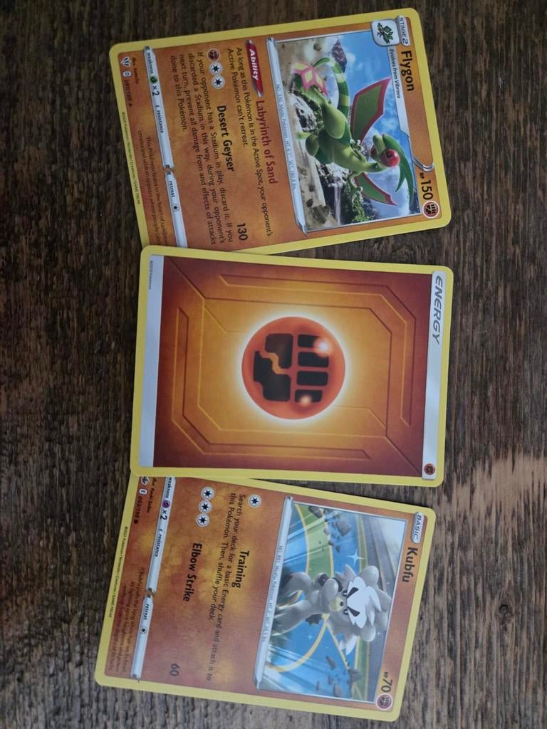 Pokémon kaarten: Flygon, Kubfu en Energiekaart, Ophalen of Verzenden, Gebruikt, Meerdere kaarten, Foil