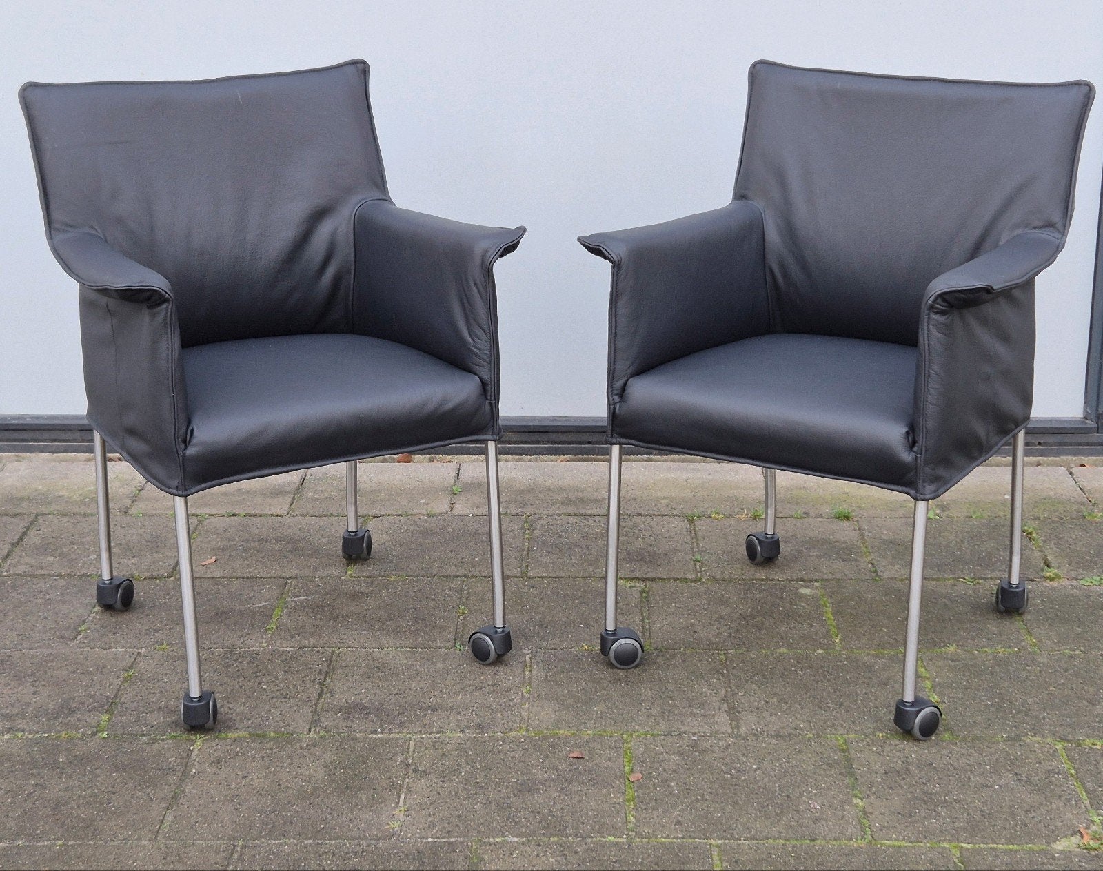 2 Design on stock Gola eetkamerstoelen zwart met wielen, Twee, Zwart, Ophalen of Verzenden, Zo goed als nieuw