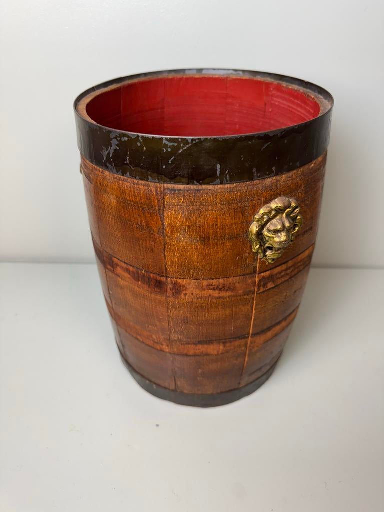 Vintage houten wijnvat bloempot met leeuwenkoppen, Overige materialen, Gebruikt, Rond, Minder dan 40 cm