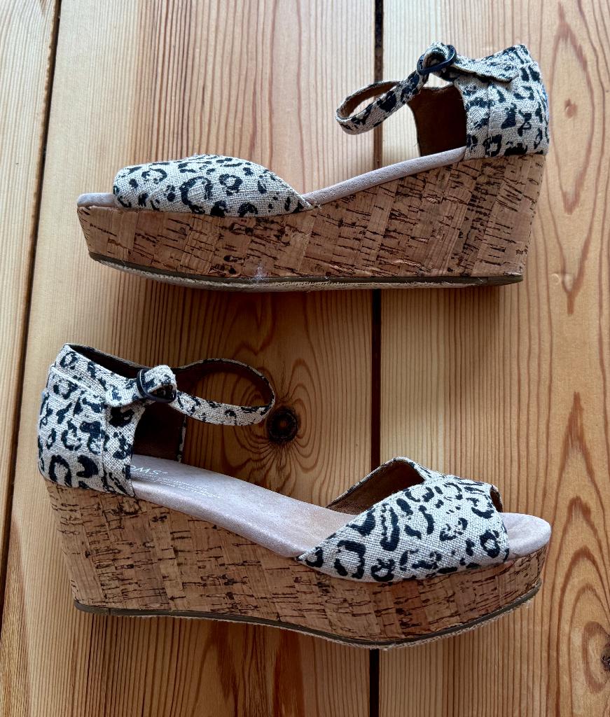 TOMS sleehak sandalen - leopard print – maat 37 38 (W6), Ophalen of Verzenden, Zo goed als nieuw, Bruin, Sandalen of Muiltjes