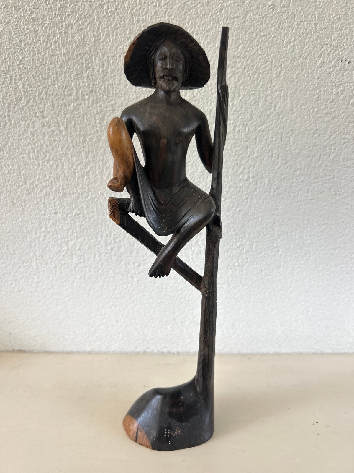 Houten beeldje van visser met hoed en vis H 26 cm, Ophalen of Verzenden, Handgemaakt, 20 - 50 cm, Beeld
