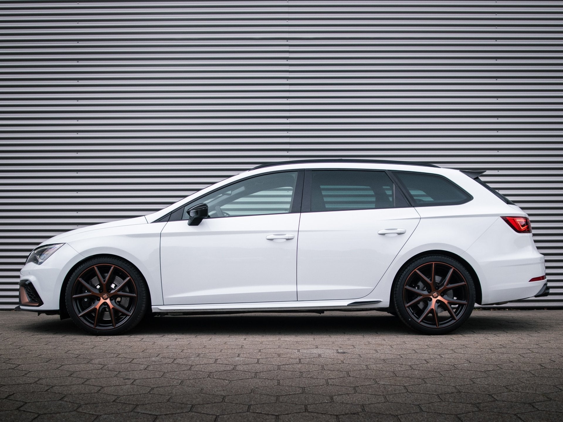 SEAT Leon ST 2.0 TSI CUPRA R 4DRIVE PANO CARBON BREMBO BEATS, Auto's, Automaat, Dealer onderhouden, Gebruikt, Zwart