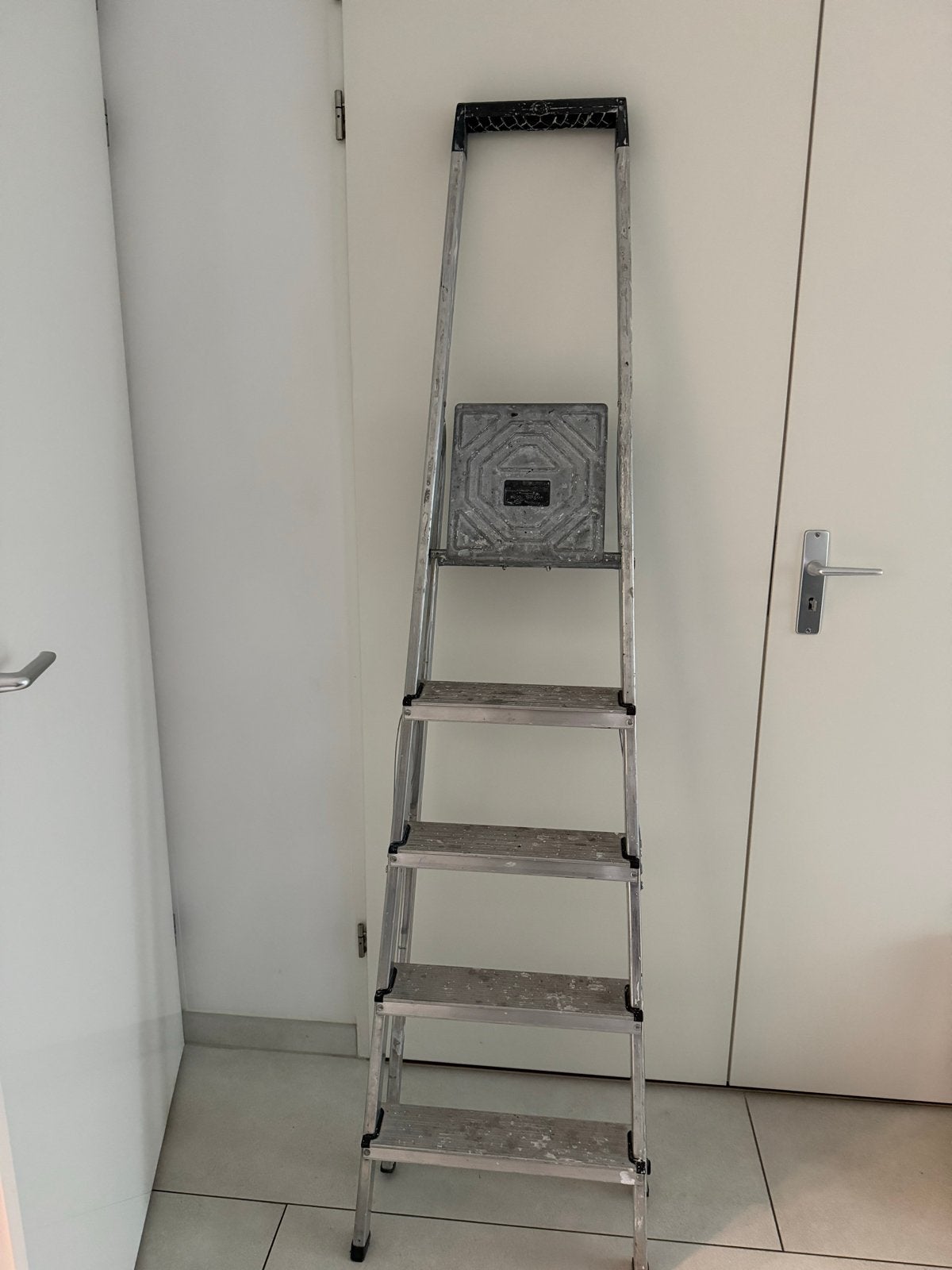 Aluminium huishoudtrap met 5 treden - Max 150kg, Doe-het-zelf en Verbouw, Ophalen of Verzenden, Gebruikt, Trap, 2 tot 4 meter