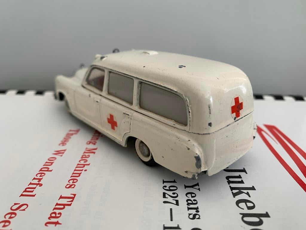 Tekno Mercedes-Benz 220 S Ambulance nr. 731/732, Hobby en Vrije tijd, Modelauto's | 1:43, Ophalen of Verzenden, Gebruikt, Auto