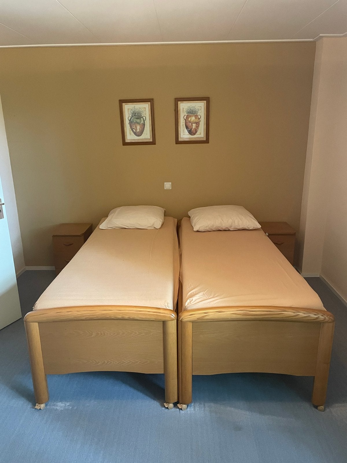 Twee eenpersoonsbedden met verstelbare lattenbodems, Ophalen, 90 cm, Eenpersoons, Bruin