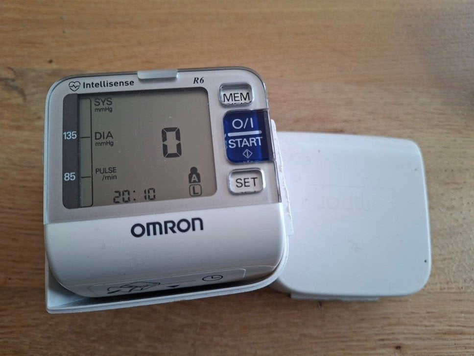 Omron R6 Bloeddrukmeter voor polsmeting, Ophalen of Verzenden, Gebruikt, Overige typen