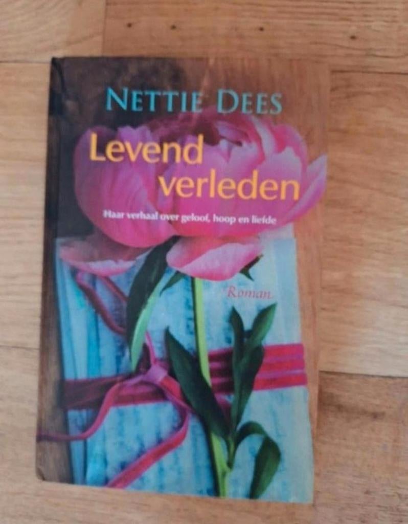 Levend Verleden - Nettie Dees (Roman), Ophalen of Verzenden, Zo goed als nieuw, Nettie Dees