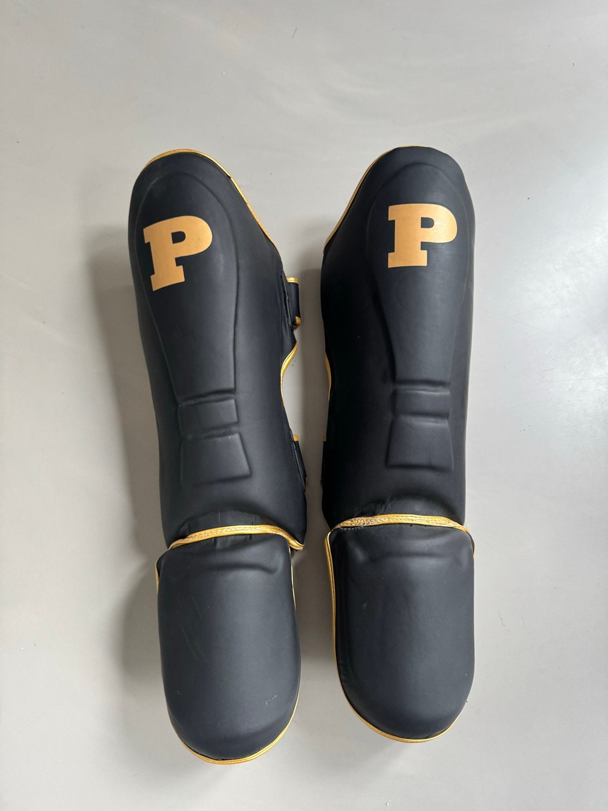 Zwarte kickboks scheenbeschermers, Sport en Fitness, Ophalen, Overige, Vechtsportbescherming, Nieuw