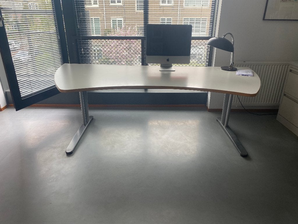 Modern wit bureau, Huis en Inrichting, Ophalen, Gebruikt, 95 cm, Kabelgoot