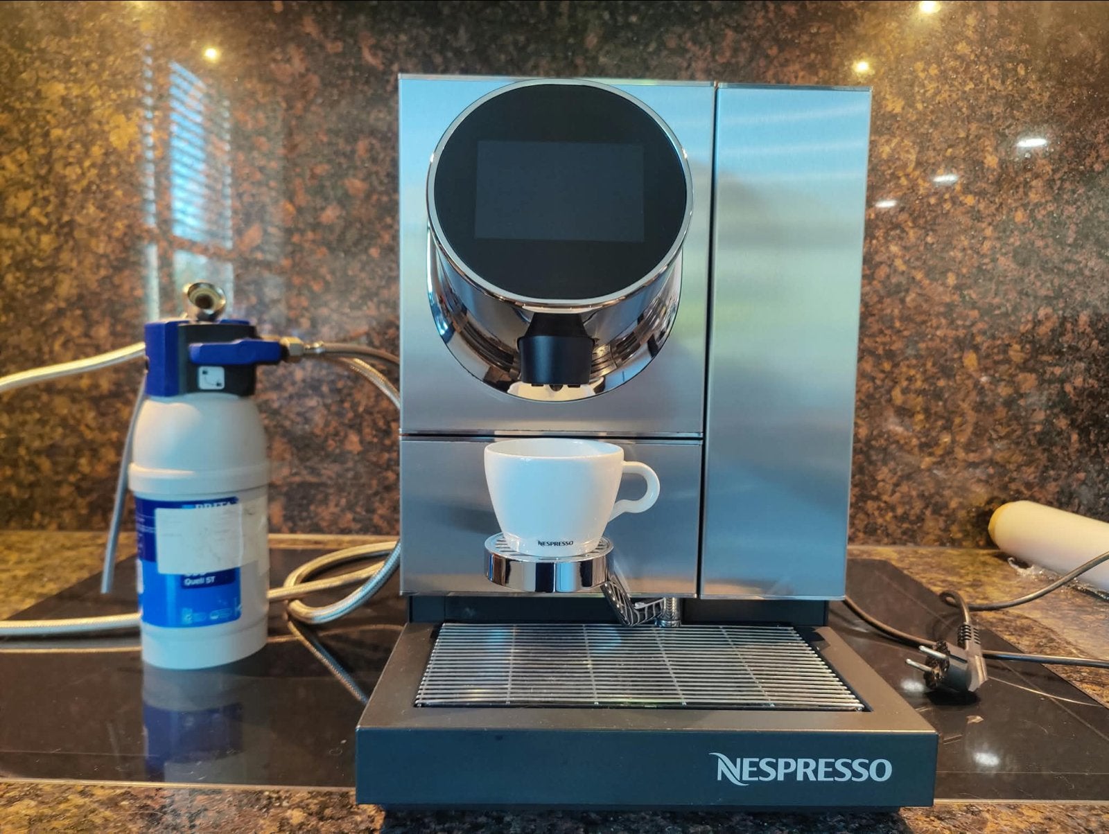 Nespresso Momento 100 koffiemachines 2 stuks, Ophalen, Koffiemachine, Zo goed als nieuw, 2 tot 4 kopjes