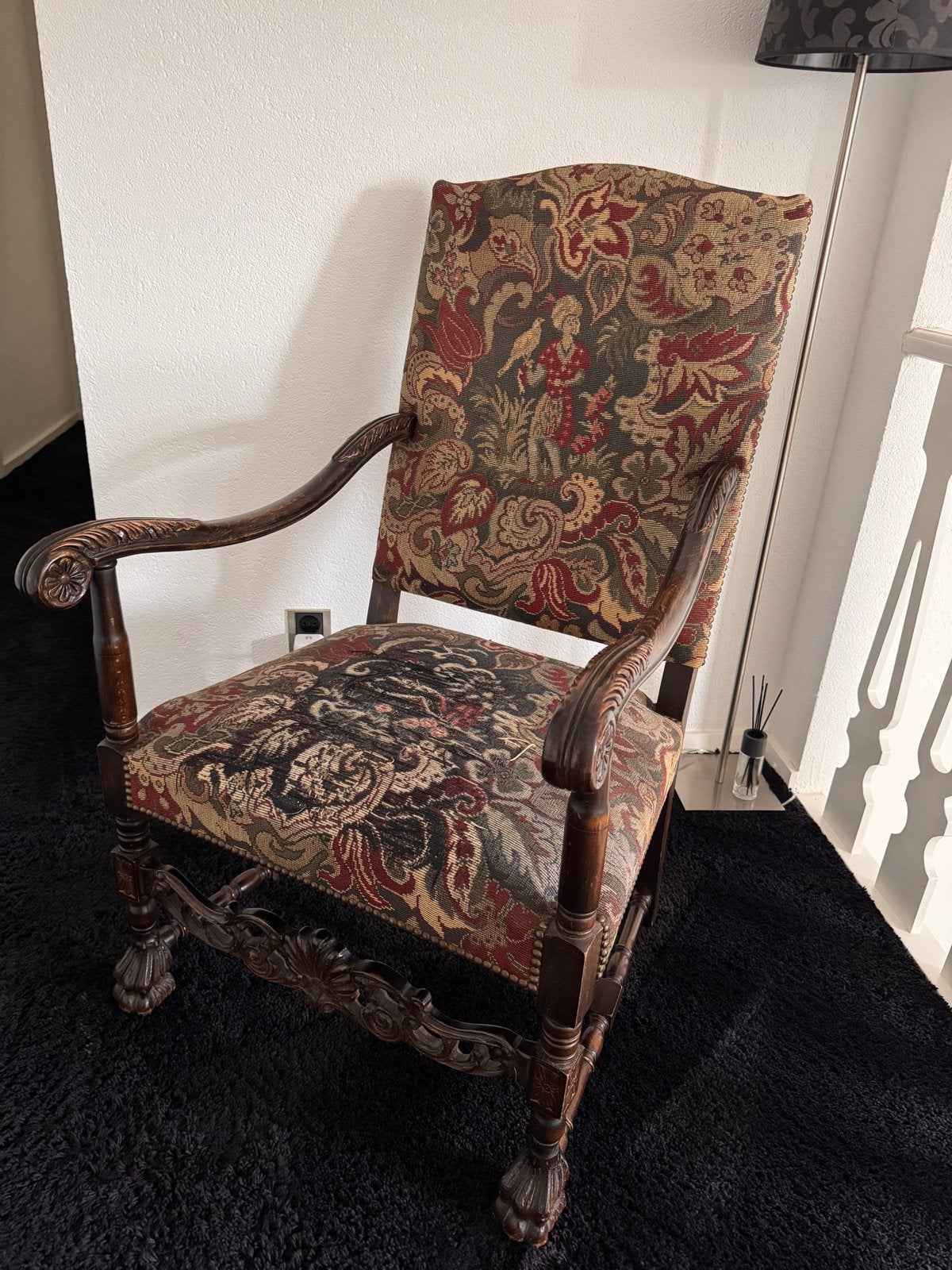 Antiek /Vintage gestoffeerde stoel met houtsnijwerk, Antiek en Kunst, Antiek | Meubels | Stoelen en Banken, Ophalen