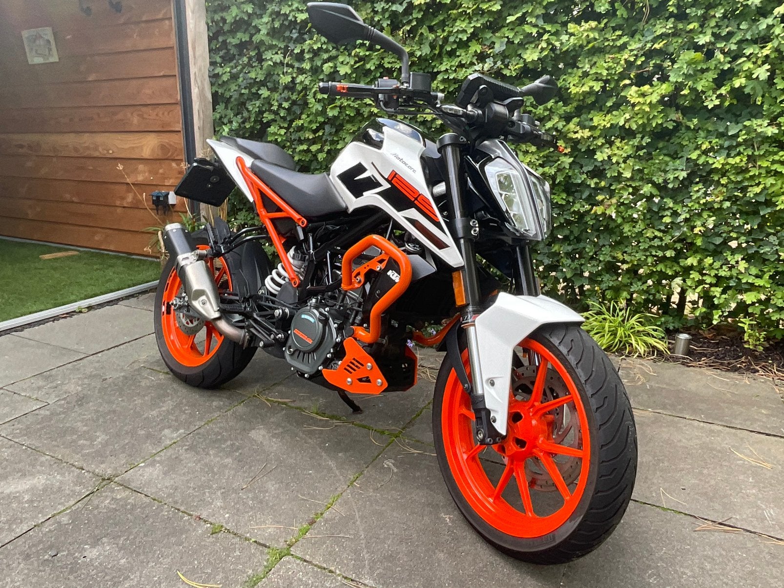 Mooie KTM Duke 125 uit  2017 met slechts 17500 km € 2900,-, Motoren, Gebruikt, Particulier, 125 cc, 11 kW of minder