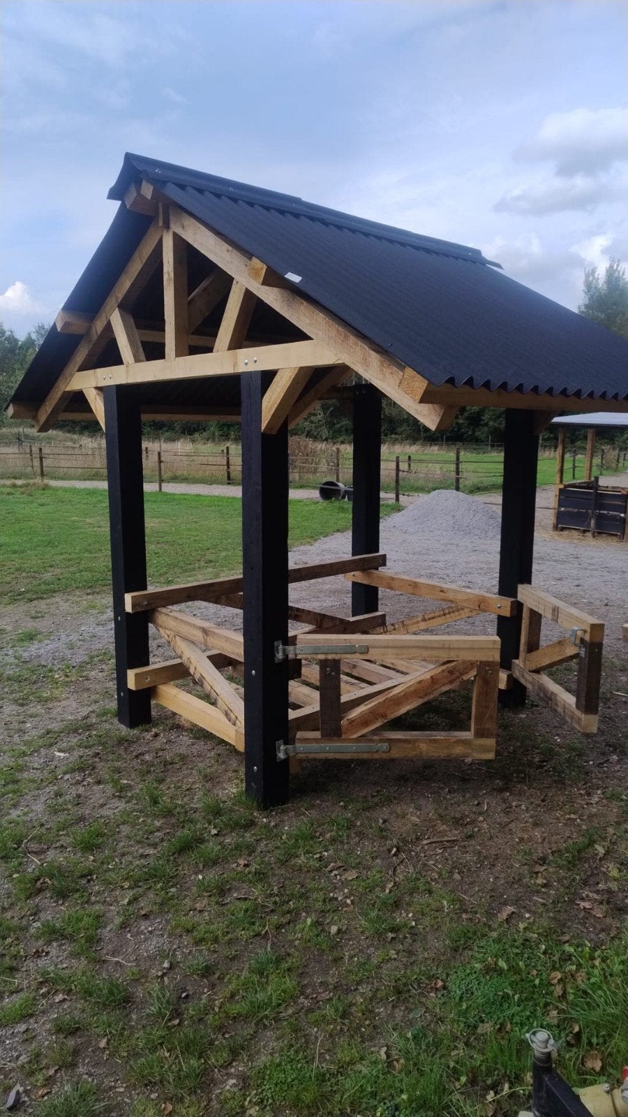 Groot. degelijk hooihuis/slowfeeder, Toebehoren, 4 paarden of pony's of meer