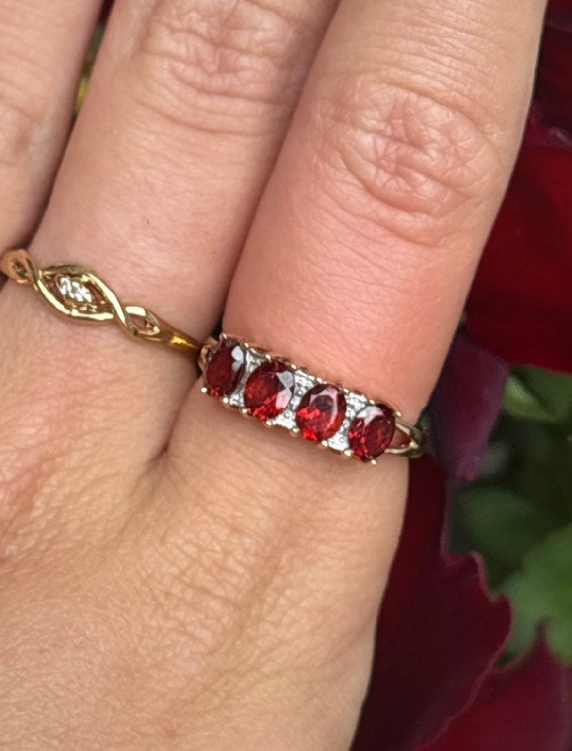 Vintage 9 karaat geelgouden ring met granaat en diamantjes, Sieraden, Tassen en Uiterlijk, 18 tot 19, Zo goed als nieuw, Dame