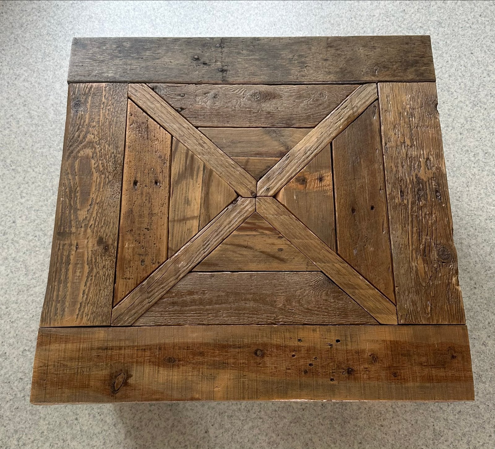 Robuuste salontafel geleefd hout (Château stijl) 75x75cm, Huis en Inrichting, Tafels | Salontafels, Gebruikt, Minder dan 50 cm