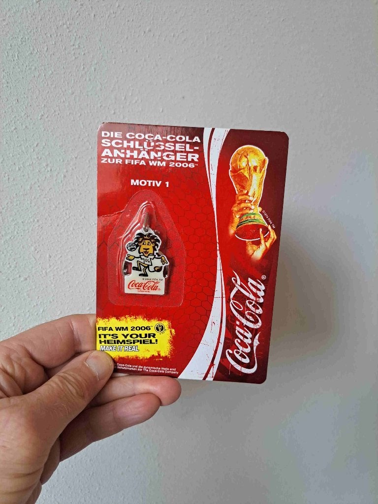 Coca Cola Sleutelhanger Voetballen FIFA WM 2006 Motief 1, Ophalen of Verzenden, Nieuw, Gebruiksvoorwerp