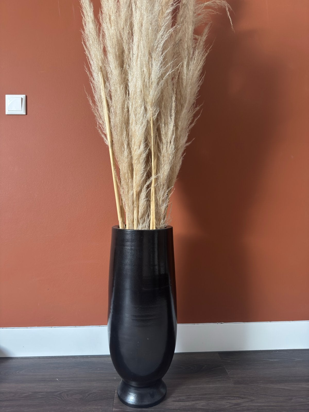 Grote zwarte vaas met pluimen, Overige materialen, Zwart, Inclusief decoratie, Ophalen of Verzenden